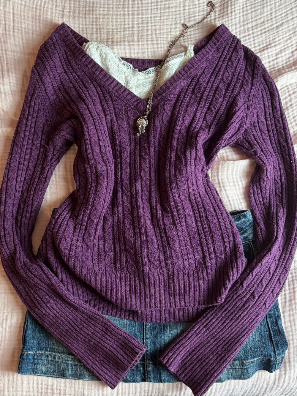 American Eagle Sweater Vintage
Purple V-Neck Cable Y2K